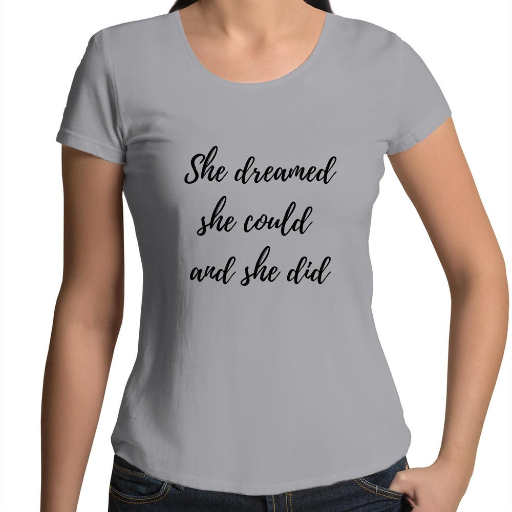 She dreamed she could and she did - Womens Scoop Neck T-Shirt